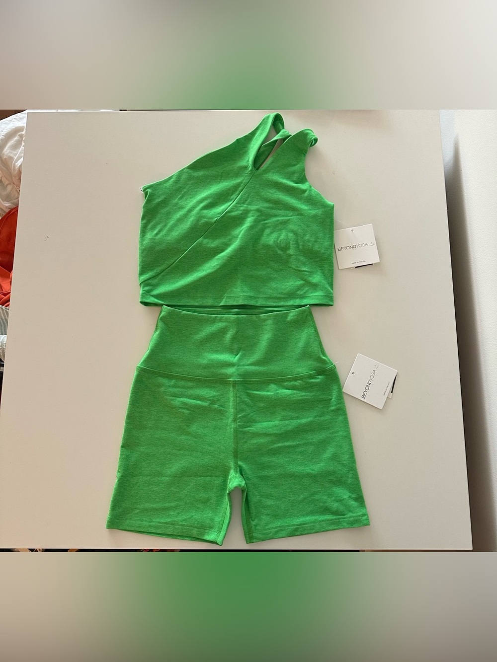 NEW Beyond Yoga Spacedye Lost Your Mind One Shoulder Shorts Set Green M Biker - Picture 2 of 8